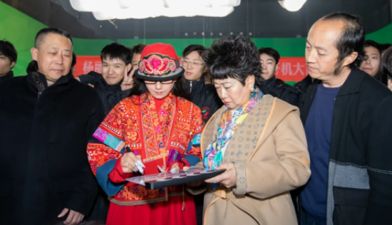 杨丽萍贺岁电影在我校开机