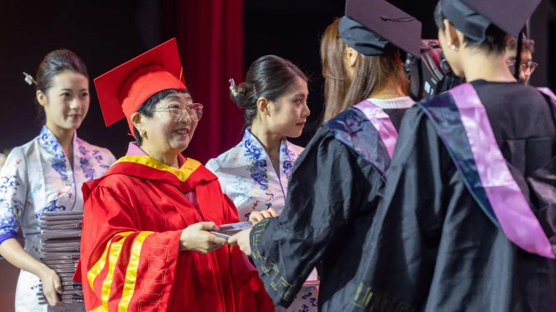 学校2023级学生毕业典礼暨学位授予仪式举行