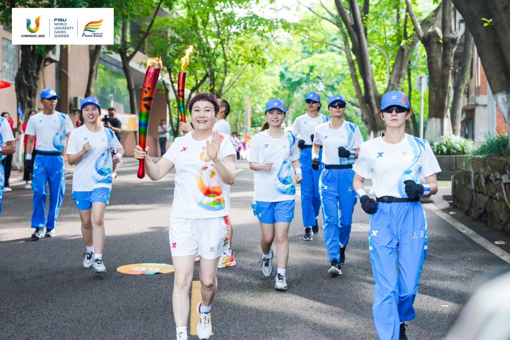 表演学院院长娜仁花担任大运会火炬传递重庆站第九棒火炬手