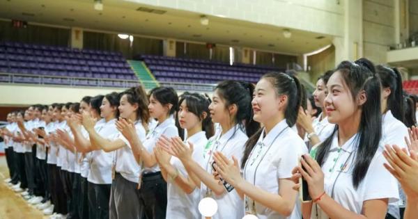 四川传媒学院校领导慰问、看望成都大运会志愿者