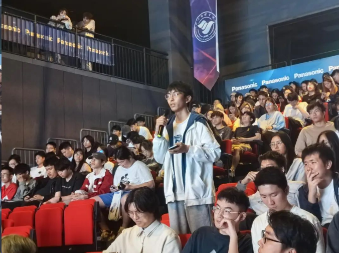 四川传媒学院优秀毕业生回校 分享数字传媒与特效短视频创作经验