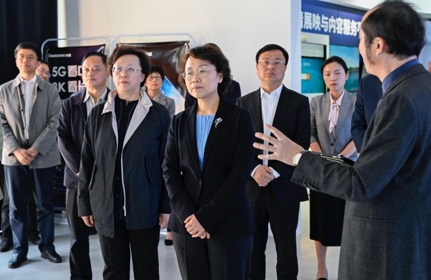 中央宣传部副部长、国家广播电视总局党组书记、局长曹淑敏一行到四川传媒学院调研