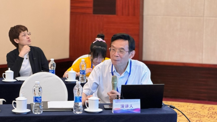 融合媒体学院院长冉光泽在传媒教学研讨会上分享“114+”专业优化新方案