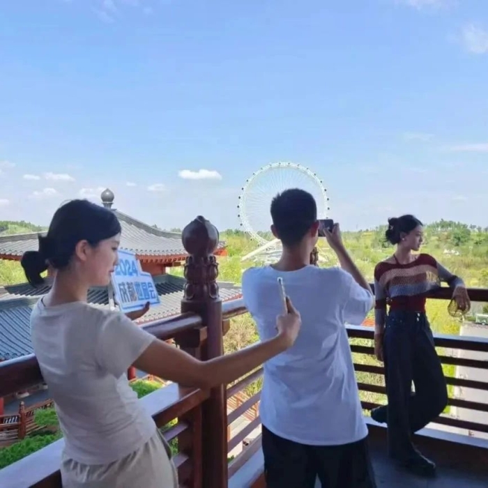 学生参加“探访世园”校媒记者世园行活动